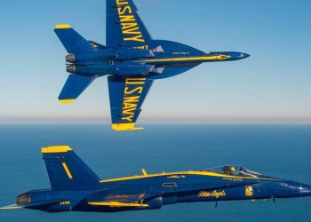 Два F/A-18 зіткнулися на авіашоу, члени екіпажу катапультувалися