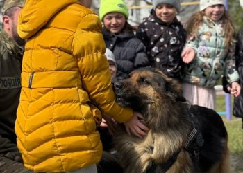 Дружня зустріч із поліцією: черкаські дошкільнята знайомилися з кінологами — Новости Черкасс