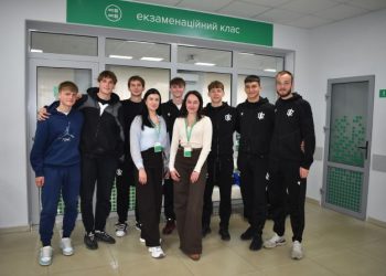Гравці футбольного клубу ЛНЗ випробували свої сили на теоретичному іспиті з ПДР — Новости Черкасс