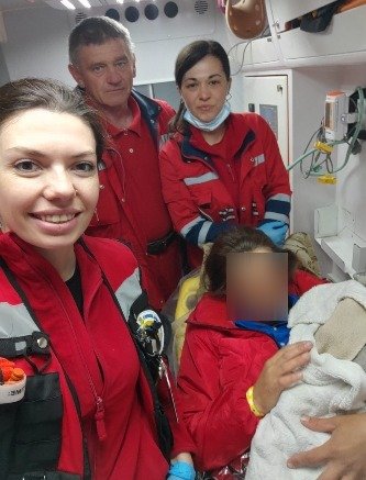 Бригада медиків разом із породіллею та немовлям