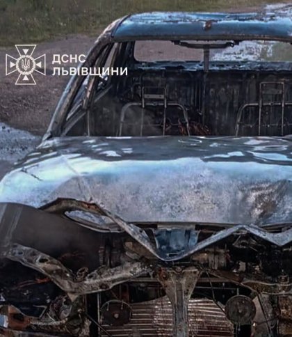 На Яворівщині у палаючому автомобілі виявили тіло людини