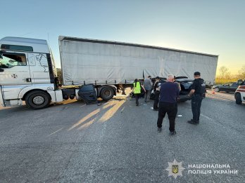 На об’їзній Золочева 31-річний водій Hyundai влетів у вантажівку: його госпіталізували – 01