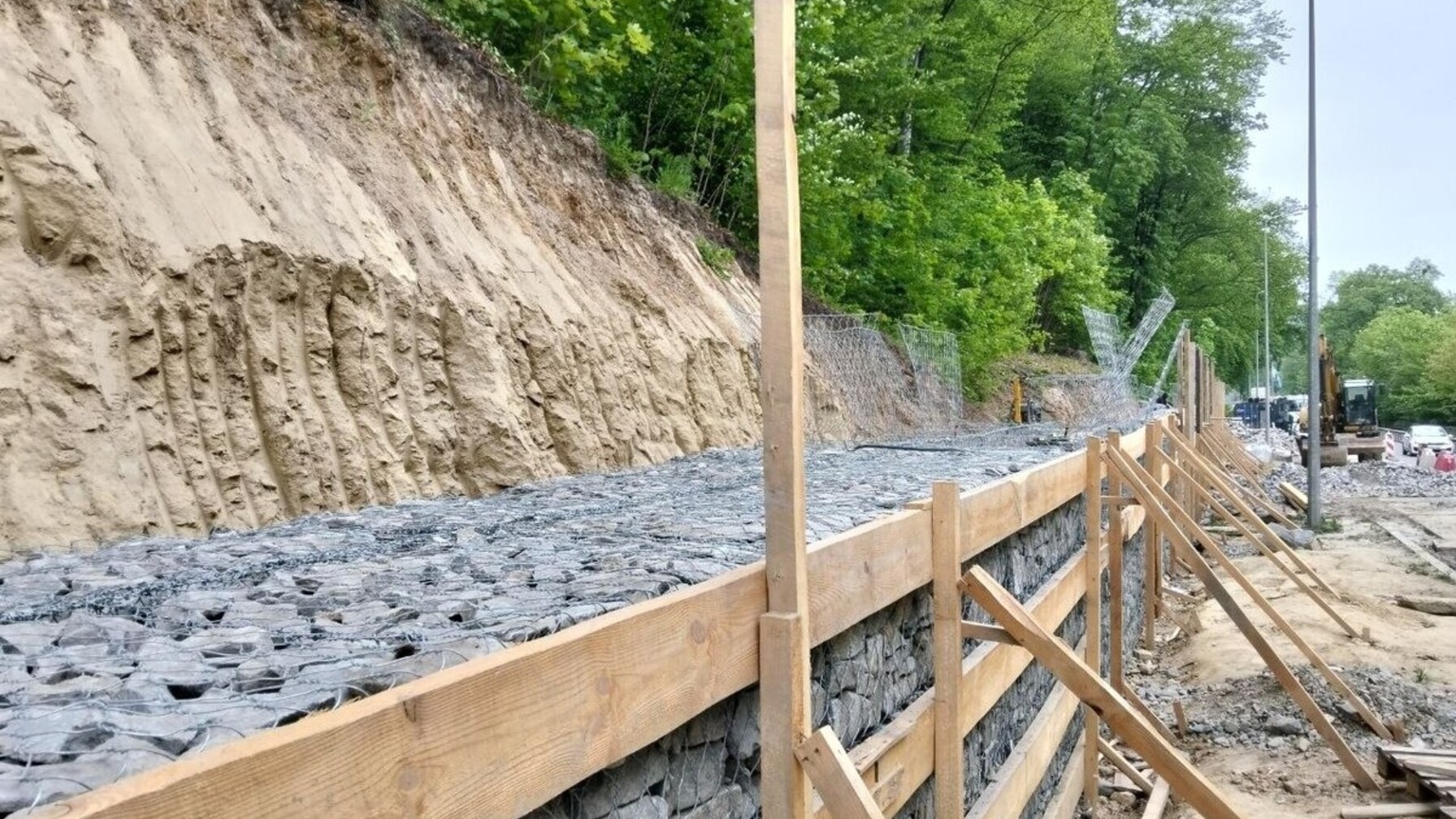 На в’їзді до Львова триває укріплення схилу: 40% габіонної стінки вже зведено