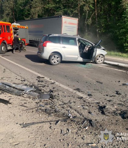 На Золочівщині водій Chery Tiggo виїхав на зустрічну смугу та протаранив Peugeot: загинуло троє людей