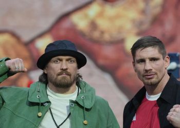 Усик — Верховен: названо космічні гонорари за бій біля пірамід | Спорт