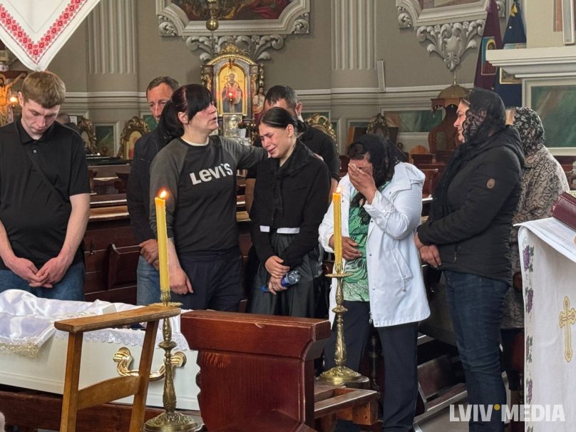 Родина вбитого Владислава під час прощання з дитиною